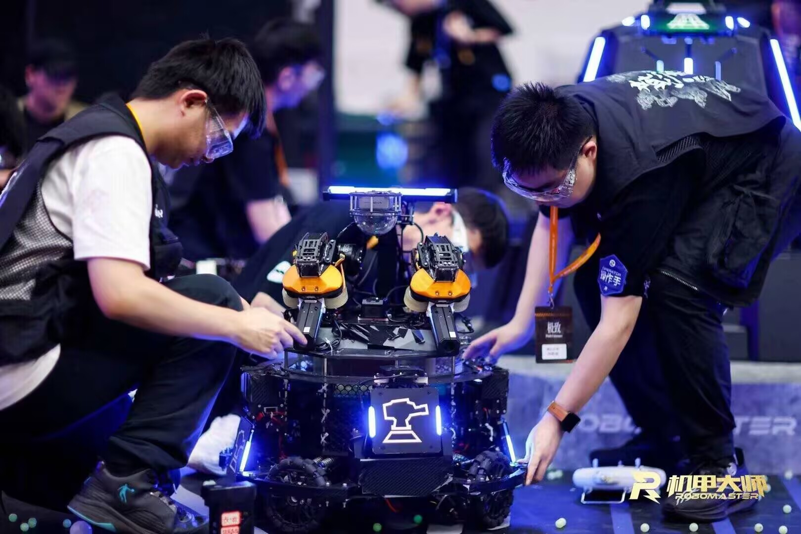 燕鹰战队成员协作调试机器人