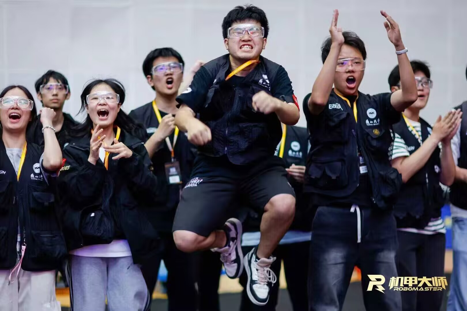 燕鹰战队成员在赛场加油