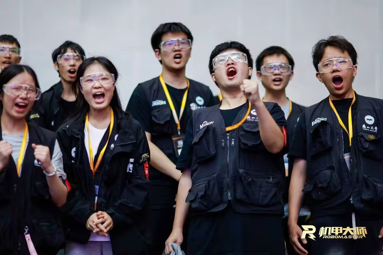 燕鹰战队成员在赛事现场的团队瞬间
